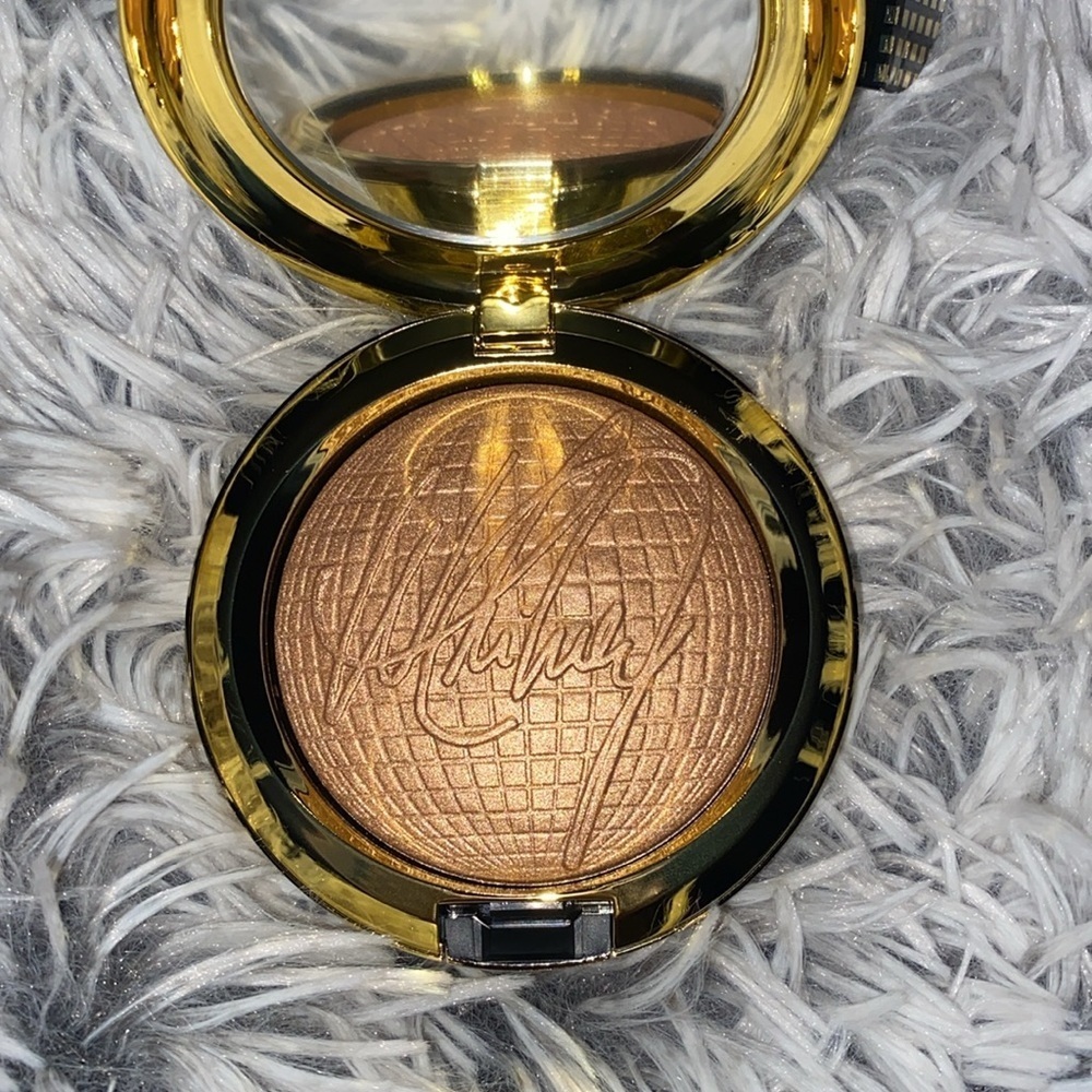 MAC Whitney Houston Highlighter shade Just Whitney